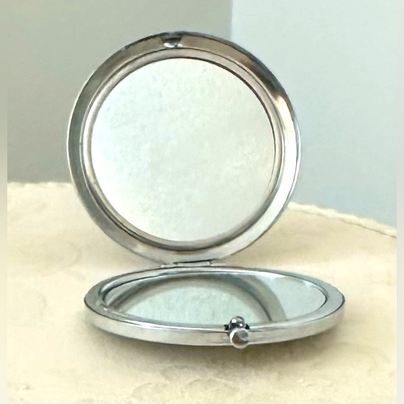 Foldable Mirror With Cute Design - Picture 3 of 3